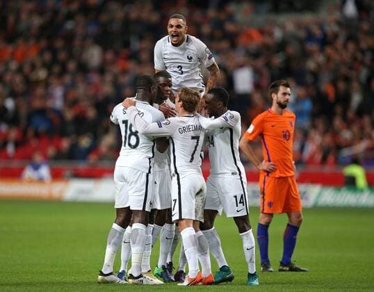 Themen der Woche - SPORT Bilder des Tages - SPORT 10.10.2016, Fussball WM-Qualifikation Europa, 3. Spieltag Gruppe A, Niederlande - Frankreich, in der Amsterdam-Arena Amsterdam (Niederlande). Jubel Frankreich zum Tor zum 0:1 