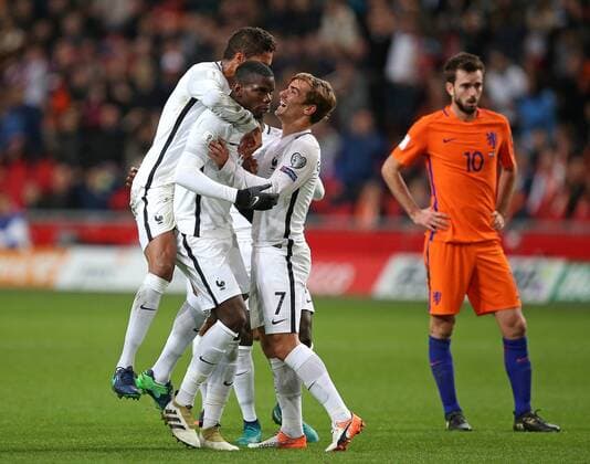 Fußball, WM Quali, Niederlande - Frankreich 10.10.2016, Fussball WM-Qualifikation Europa, 3. Spieltag Gruppe A, Niederlande - Frankreich, in der Amsterdam-Arena Amsterdam (Niederlande). Jubel v.l. Raphael Varane (Frankreich) , Torschütze Paul Pogba (Frankreich) und Antoine Griezmann (Frankreich) zum Tor zum 0:1 