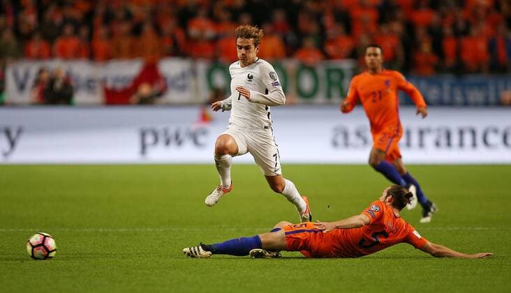 10.10.2016, Fussball WM-Qualifikation Europa, 3. Spieltag Gruppe A, Niederlande - Frankreich, in der Amsterdam-Arena Amsterdam (Niederlande). v.l. Antoine Griezmann (Frankreich) gegen Daley Blind (Niederlande) 