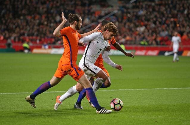 10.10.2016, Fussball WM-Qualifikation Europa, 3. Spieltag Gruppe A, Niederlande - Frankreich, in der Amsterdam-Arena Amsterdam (Niederlande). v.l. Daley Blind (Niederlande) gegen Antoine Griezmann (Frankreich) und Georginio Wijnaldum (Niederlande) 