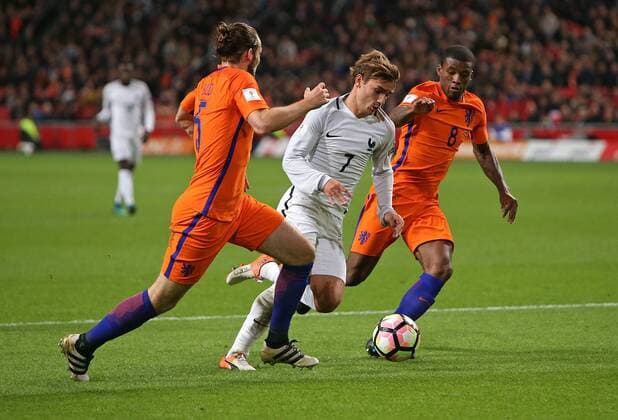 10.10.2016, Fussball WM-Qualifikation Europa, 3. Spieltag Gruppe A, Niederlande - Frankreich, in der Amsterdam-Arena Amsterdam (Niederlande). v.l. Daley Blind (Niederlande) gegen Antoine Griezmann (Frankreich) und Georginio Wijnaldum (Niederlande) 