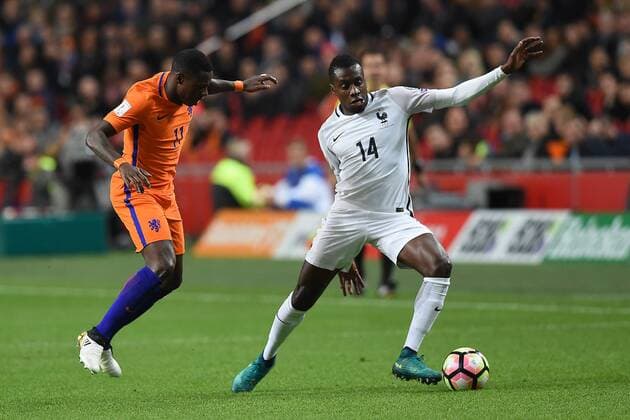Fußball, WM Quali, Niederlande - Frankreich Fußball Länderspiel Niederlande - Frankreich am 10.10.2016 in der Amsterdam ArenA in Amsterdam Quincy Promes ( Niederlande ), links - Blaise Matuidi ( Frankreich ), rechts xRx