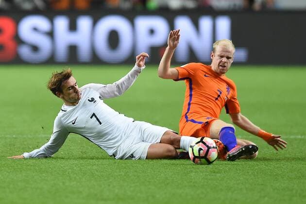 Fußball, WM Quali, Niederlande - Frankreich Fußball Länderspiel Niederlande - Frankreich am 10.10.2016 in der Amsterdam ArenA in Amsterdam Antoine Griezmann ( Frankreich ), links - Davy Klaassen ( Niederlande ), rechts xRx
