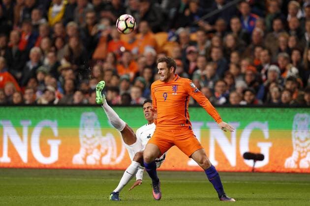 Fußball, WM Quali, Niederlande - Frankreich (L-R) Raphael Varane of France, Vincent Janssen of Hollandduring the FIFA World Cup WM Weltmeisterschaft Fussball 2018 qualifying match between Netherlands and France at the Amsterdam Arena on October 10, 2016 in Amsterdam, The Netherlands Netherlands v France FIFA World Cup group A 2016 2017 xVIxxIVx 6376436