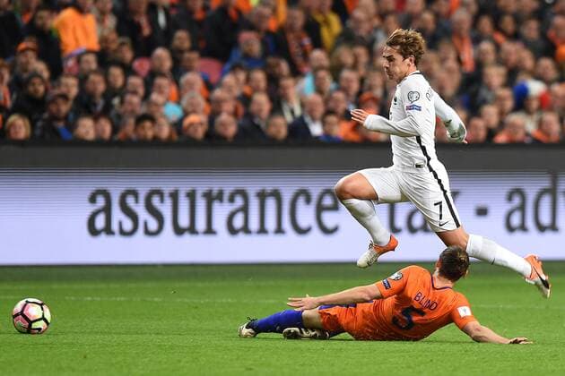Fußball Länderspiel Niederlande - Frankreich am 10.10.2016 in der Amsterdam ArenA in Amsterdam Daley Blind ( Niederlande ), vorne - Antoine Griezmann ( Frankreich ), hinten xRx