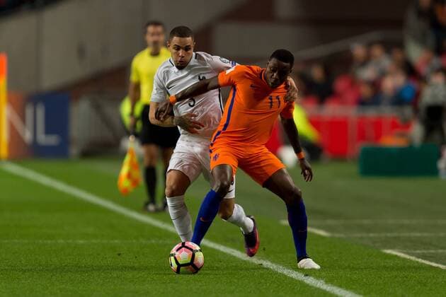 Amsterdam, Netherlands 10.10.2016, European Qualifiers, WM-Qualifikation Europa, Group A, Matchday 3, Niederlande - Frankreich, Layvin Kurzawa (FRA) gegen Quincy Promes (NLD) ( DeFodi001