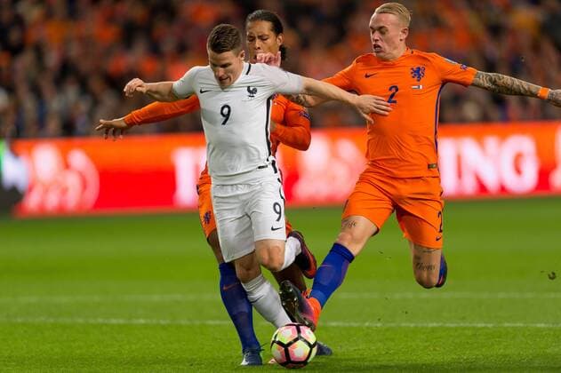 Amsterdam, Netherlands 10.10.2016, European Qualifiers, WM-Qualifikation Europa, Group A, Matchday 3, Niederlande - Frankreich, Virgil van Dijk (NLD) gegen Kevin Gameiro (FRA), Rick Karsdorp (NLD) ( DeFodi001