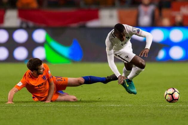 Amsterdam, Netherlands 10.10.2016, European Qualifiers, WM-Qualifikation Europa, Group A, Matchday 3, Niederlande - Frankreich, Davy Proepper (NLD) gegen Blaise Matuidi (FRA) ( DeFodi001
