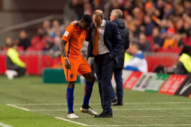 Amsterdam, Netherlands 10.10.2016, European Qualifiers, WM-Qualifikation Europa, Group A, Matchday 3, Niederlande - Frankreich, Quincy Promes (NLD) und Coach Danny Blind (NLD) ( DeFodi001