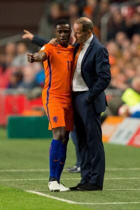 Amsterdam, Netherlands 10.10.2016, European Qualifiers, WM-Qualifikation Europa, Group A, Matchday 3, Niederlande - Frankreich, Quincy Promes (NLD) und Coach Danny Blind (NLD) ( DeFodi001