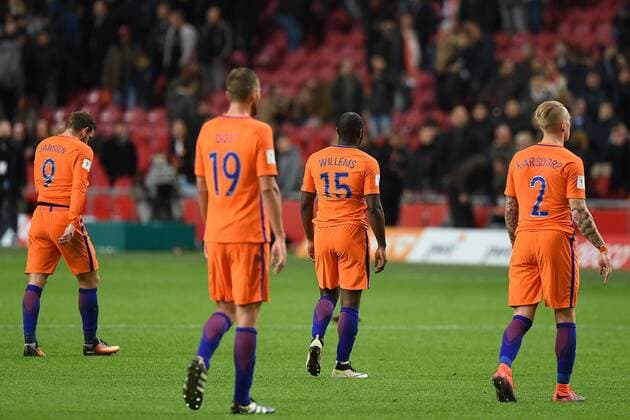 Fußball, WM Quali, Niederlande - Frankreich Fußball Länderspiel Niederlande - Frankreich am 10.10.2016 in der Amsterdam ArenA in Amsterdam Niederländer verlassen enttäuscht das Spielfeld. V.l.n.r.: Vincent Janssen ( Niederlande ) - Bas Dost ( Niederlande ) - Jetro Willems ( Niederlande ) - Rick Karsdorp ( Niederlande ) xRx