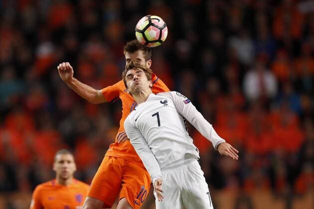 Fußball, WM Quali, Niederlande - Frankreich (L-R) Jeffrey Bruma of Holland, Davy Propper of Holland, Antoine Griezmann of Franceduring the FIFA World Cup WM Weltmeisterschaft Fussball 2018 qualifying match between Netherlands and France at the Amsterdam Arena on October 10, 2016 in Amsterdam, The Netherlands Netherlands v France FIFA World Cup group A 2016 2017 xVIxxIVx 6376674