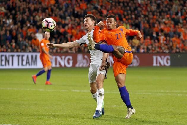 Fußball, WM Quali, Niederlande - Frankreich (L-R) Laurent Koscielny of France, Memphis Depay of Hollandduring the FIFA World Cup WM Weltmeisterschaft Fussball 2018 qualifying match between Netherlands and France at the Amsterdam Arena on October 10, 2016 in Amsterdam, The Netherlands Netherlands v France FIFA World Cup group A 2016 2017 xVIxxIVx 6376676