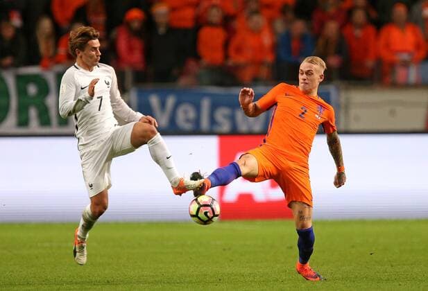 Fußball, WM Quali, Niederlande - Frankreich 10.10.2016, Fussball WM-Qualifikation Europa, 3. Spieltag Gruppe A, Niederlande - Frankreich, in der Amsterdam-Arena Amsterdam (Niederlande). v.l. Antoine Griezmann (Frankreich) gegen Rick Karsdorp (Niederlande) 