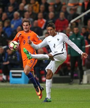 Fußball, WM Quali, Niederlande - Frankreich 10.10.2016, Fussball WM-Qualifikation Europa, 3. Spieltag Gruppe A, Niederlande - Frankreich, in der Amsterdam-Arena Amsterdam (Niederlande). v.l. Vincent Janssen (Niederlande) gegen Raphael Varane (Frankreich) 