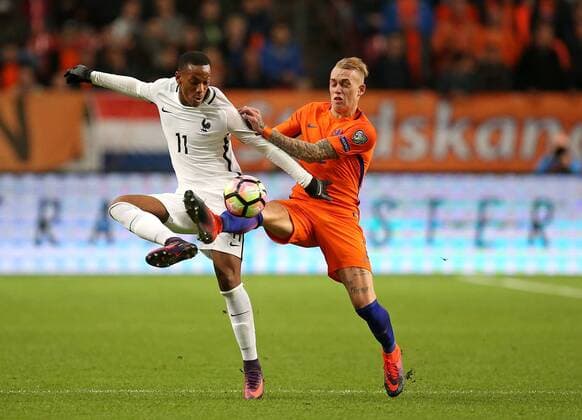 Fußball, WM Quali, Niederlande - Frankreich 10.10.2016, Fussball WM-Qualifikation Europa, 3. Spieltag Gruppe A, Niederlande - Frankreich, in der Amsterdam-Arena Amsterdam (Niederlande). v.l. Anthony Martial (Frankreich) gegen Rick Karsdorp (Niederlande) 