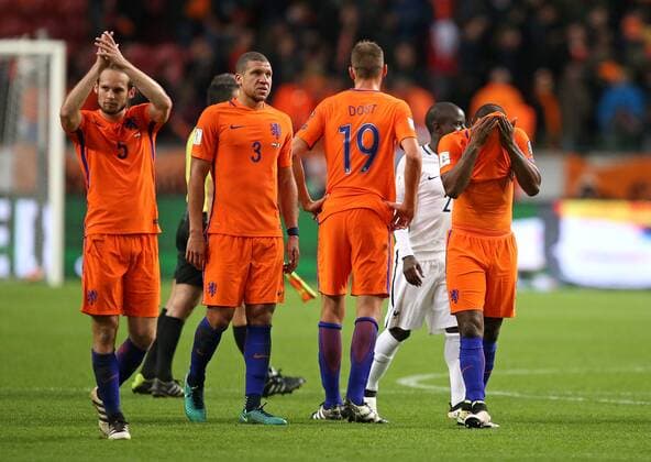 Fußball, WM Quali, Niederlande - Frankreich 10.10.2016, Fussball WM-Qualifikation Europa, 3. Spieltag Gruppe A, Niederlande - Frankreich, in der Amsterdam-Arena Amsterdam (Niederlande). v.l. Daley Blind (Niederlande) , Jeffrey Bruma (Niederlande) , Bas Dost (Niederlande) und Jetro Willems (Niederlande) enttäuscht 