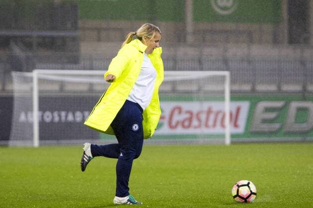 Emma Hayes (Chelsea, Trainerin, coach) spielt während des Trainings mit den Co-Trainern Fußsball, plays football, kicks the ball, Fussball, UEFA Women s Champions League, Abschlusstraining Chelsea FC, xtgx