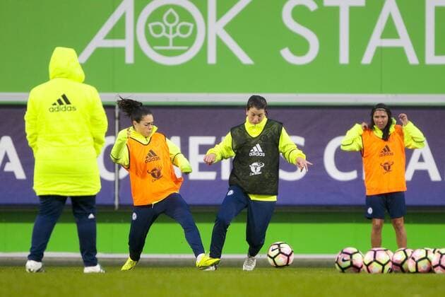 vl Claire Rafferty gegen Karen Carney Zweikampf, Duell, duel, tackle, Dynamik, Action, Aktion, Fussball, UEFA Women s Champions League, Abschlusstraining Chelsea FC, xtgx