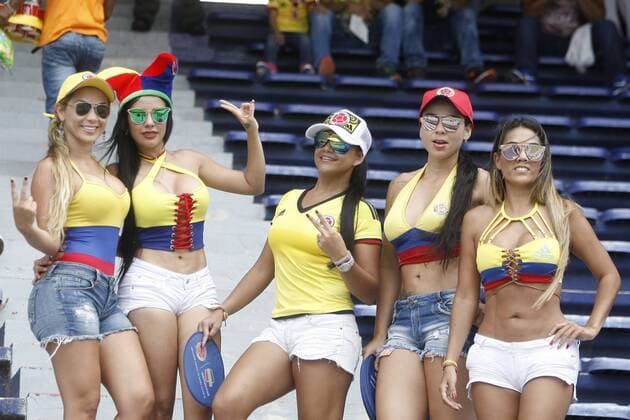Bilder des Tages - SPORT Colombia fans pose with the colors of the team before the 2018 FIFA World Cup WM Weltmeisterschaft Fussball Russia Qualifiers match between Colombia and Uruguay at Metropolitano stadium in Barranquilla, Atlantico, Colombia, 11 October 2016. COLOMBIA VS URUGUAY !ACHTUNG: NUR REDAKTIONELLE NUTZUNG!  BAR001 20161011-636118174315922311