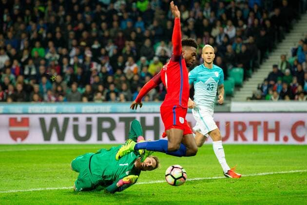 SOCCER - FIFA World Cup WM Weltmeisterschaft Fussball 2018 quali, SLO vs ENG LJUBLJANA,SLOVENIA,11.OCT.16 - SOCCER - FIFA World Cup 2018, european qualifiers, international match Länderspiel Slovenia vs England. Image shows Jan Oblak (SLO) and Daniel Sturridge (ENG). GEPAxpictures xMaticxKlansek