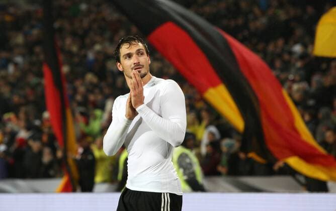 Bilder des Tages - SPORT Mats Hummels zu den Fans klatschend nach Spielende Fußball Fussball Länderspiel WM Qualifikation Saison 2016 2017 11.10.2016 DFB Nationalmannschaft BRDeutschland vs. Nordirland