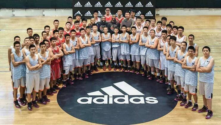 James Harden, center left in second row, and teammates of Houston Rockets pose with young Chinese basektball players during a promotional event by Adidas before the Beijing match of the NBA Basketball Herren USA China Games in Beijing, China, 11 October 2016. James Harden coaches young basketball players to heat up NBA China Games  20161011_32426