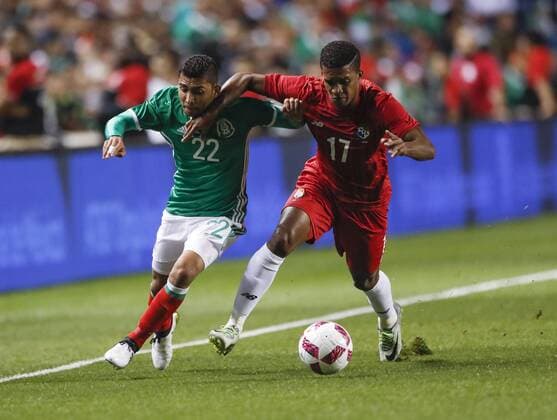 Fußball, Länderspiel, Mexiko - Panama Mexico midfielder Orbelin Pineda (L) battles for the ball with Panama defender Luis Ovalle (R) during the first half of the International Friendly Länderspiel soccer game, at the Toyota Park, Bridgeview, Illinois, USA, 11 October 2016 Mexico vs Panama !ACHTUNG: NUR REDAKTIONELLE NUTZUNG!  CHI01 20161012-636118460394618710