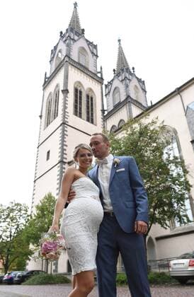 Fussball, Herren, Saison 2016 17, 1. FC Union Berlin, Standesamtliche Hochzeit von Toni Leistner (1. FC Union) und Josefin in Oschatz (Sachsen), das Paar vor dem St. Aegidien-Kirche, im linken Turm gab es später Kaffee und Kuchen, 08.10. 2016,