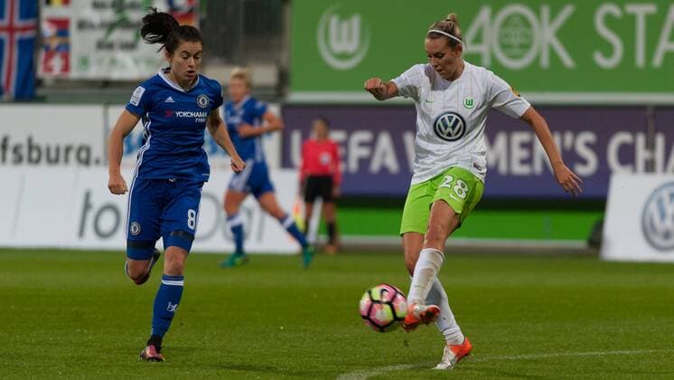 v.li.: Karen Carney (Chelsea Ladies FC, 8) im Zweikampf mit Lena Goeßling (Gößling, Goessling, Gössling, VfL Wolfsburg, 28), Fussball, UEFA Women s Champions League, VfL Wolfsburg - Chelsea Ladies FC, xobx