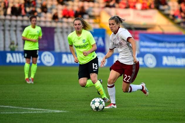 Lucy Graham (Hibernian Ladies FC), Verena Faisst (FC Bayern Muenchen - Frauenfussball), v.li. Aktion, FC Bayern Frauen vs Hibernian FLC, UEFA WomenÕs Champions League, 12.10.16