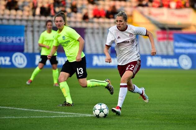 Lucy Graham (Hibernian Ladies FC), Verena Faisst (FC Bayern Muenchen - Frauenfussball), v.li. Aktion, FC Bayern Frauen vs Hibernian FLC, UEFA WomenÕs Champions League, 12.10.16