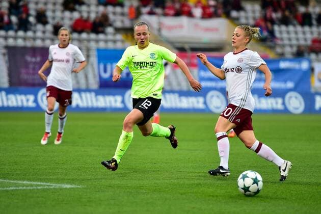 Rachel McLauchlan (Hibernian Ladies FC), Leonie Maier (FC Bayern Muenchen - Frauenfussball), v.li. Aktion, FC Bayern Frauen vs Hibernian FLC, UEFA WomenÕs Champions League, 12.10.16