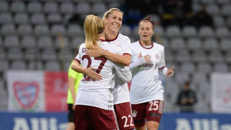 Fußball, Damen, CL, Bayern München - Hibernian Edinburgh v.li.: Anna Gerhardt (FC Bayern München, FCB, 27) Verena Faißt (Faisst, Feisst, Feist, Faist, FC Bayern München, FCB, 22) Viktoria Schnaderbeck (FC Bayern München, FCB, 25) mit Torjubel, Jubel, Torjubel, Torerfolg, celebrate the goal, goal, celebration, Jubel ueber das Tor zum 3:0 durch Anna Gerhardt (FC Bayern München, FCB, 27) , optimistisch, Action, Aktion , Fussball, UEFA Women s Champions League, FC Bayern München - Hibernian Ladies FC Edinburgh, xslx
