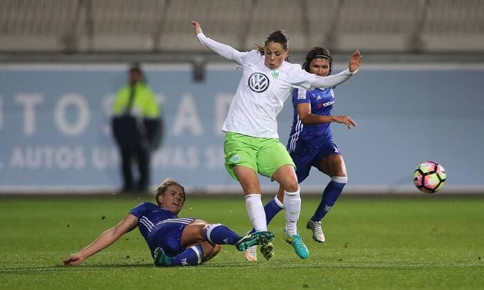 Millie Bright (Chelsea FC) im Duell mit Sara Bjoerk Gunnarsdottir (VfL Wolfsburg)