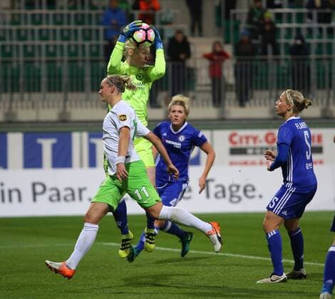 Wolfsburg vs Chelsea, CL Frauen Wolfsburg, Deutschland 12.10.2016, FUßBALL - VfL Wolfsburg vs FC Chelsea, 1 16 Finale, UEFA Frauen Champions League, Saison 2016-17. Bild zeigt: Alexandra Popp (VfL Wolfsburg), Hedvig Lindahl (FC Chelsea) Wolfsburg