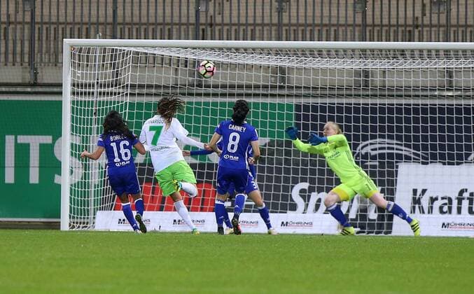 Wolfsburg vs Chelsea, CL Frauen Wolfsburg, Deutschland 12.10.2016, FUßBALL - VfL Wolfsburg vs FC Chelsea, 1 16 Finale, UEFA Frauen Champions League, Saison 2016-17. Bild zeigt: Sara Björk Gunnarsdottir (VfL Wolfsburg) schießt Tor zum 1:1 Wolfsburg