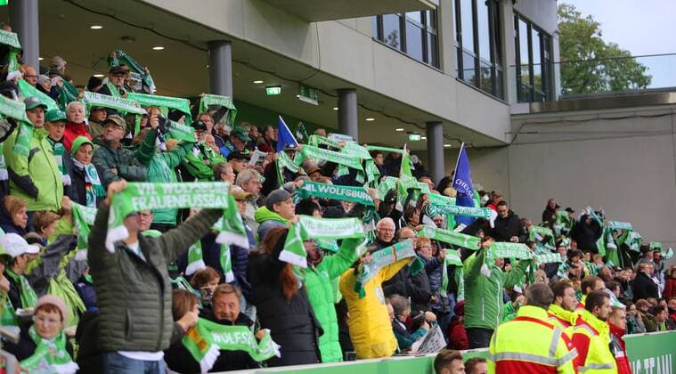 Wolfsburg vs Chelsea, CL Frauen Wolfsburg, Deutschland 12.10.2016, FUßBALL - VfL Wolfsburg vs FC Chelsea, 1 16 Finale, UEFA Frauen Champions League, Saison 2016-17. Bild zeigt: VfL Fans Wolfsburg