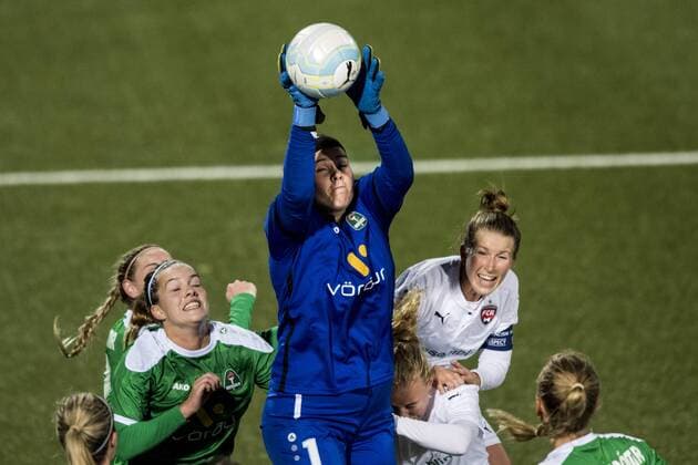 Fußball, Damen, CL, FC Rosengarden - Breidablik Kopavogur 161012 Breidabliks Sonny Lara Prainsdottir , Arna Dis Arnthorsdottir und Rosengards Emma Berglund Damen Champions League FC Rosengard vs UBK Breidablik 12 oktober 2016 in Malmö.  Copyright: PETTERxARVIDSON BB161012PA020