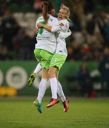 Torjubel 1-1 durch Sara Bjoerk Gunnarsdottir (VfL Wolfsburg), es freut sich Lara Dickenmann (VfL Wolfsburg)