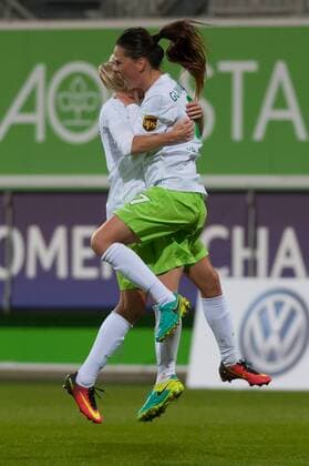 v.li.: Lara Dickenmann (VfL Wolfsburg, 21) und Sara Björk Gunnarsdottir (Bjoerk, VfL Wolfsburg, 7) mit Torjubel, Jubel, Freude über das Tor zum 1:1, Fussball, UEFA Women s Champions League, VfL Wolfsburg - Chelsea Ladies FC, xobx