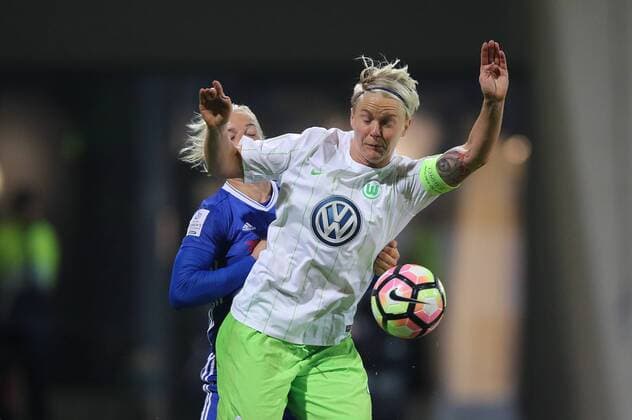 Nilla Fischer (Wolfsburg) im Duell