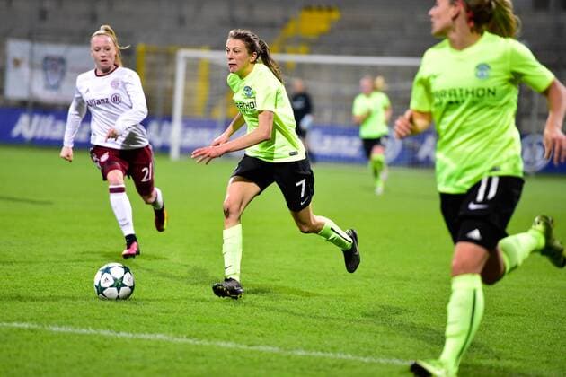 Simone Laudher (FC Bayern Muenchen - Frauenfussball), Elizabeth Arnot (Hibernian Ladies FC), Kirsty Smith (Hibernian Ladies FC), v.li., Aktion, FC Bayern Frauen vs Hibernian FLC, UEFA WomenÕs Champions League, 12.10.16