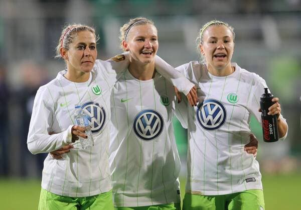 Glückliche gesichter v.l. Anna Blaesse (VfL Wolfsburg), Alexandra Popp (VfL Wolfsburg), Zsanett Jakabfi (VfL Wolfsburg)