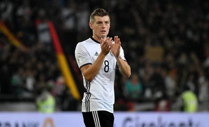11.10.2016, xfux, Fussball WM Quali 2018, Deutschland - Nordirland, emspor, v.l. Toni Kroos (Deutsche Fussball Nationalmannschaft DFB) jubeln jubelt nach Spielende. Hannover