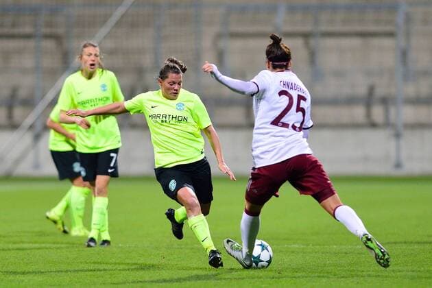 Lisa Roberson (Hibernian Ladies FC), Viktoria Schnaderbeck (FC Bayern Muenchen - Frauenfussball), v.li., Aktion, FC Bayern Frauen vs Hibernian FLC, UEFA WomenÕs Champions League, 12.10.16