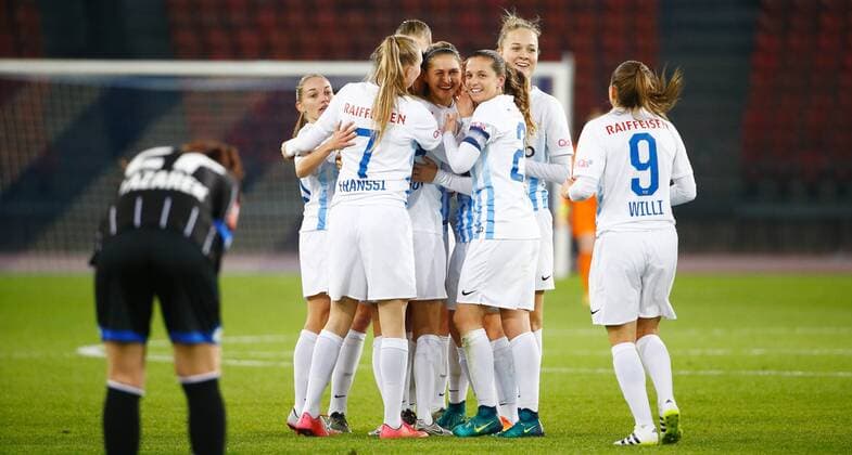 12.10.2016 Letzigrund Stadion Zürich , SCHWEIZ , Saison 2016 2017 Women UEFA Champions League FC Zürich Frauen - SK Sturm Graz Torjubel Sanni Franssi , Barla Deplazes und Fabienne Humm (FC Zürich Frauen) 