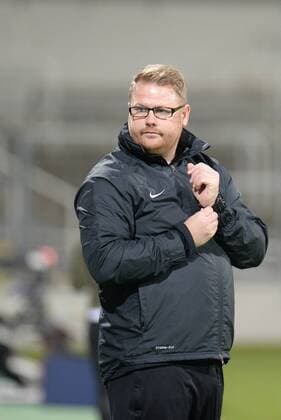 v.li.: Trainer Chris Roberts (Coach, Hibernian FC Edinburgh Ladies) blickt nach hinten, enttäuscht schauend, Enttäuschung, Frustration, disappointed, pessimistisch Einzelbild, Aktion, Action, Fussball, UEFA Women s Champions League, FC Bayern München - Hibernian Ladies FC Edinburgh, xslx