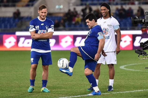 Benefizspiel Match for Peace mit Maradona in Rom As Roma 12 10 2016 - Uniti per la Pace foto AntonelloxSammarco Image Pictured: Francesco Totti-Diego Armando Maradona-Ronaldinho 