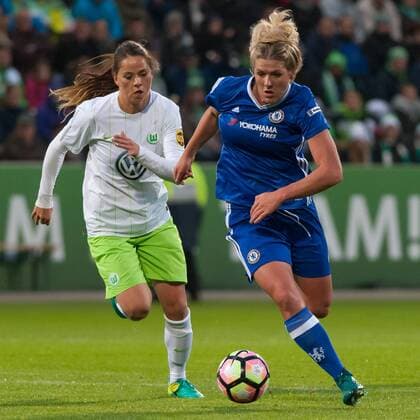 v.li.: Sara Björk Gunnarsdottir (Bjoerk, VfL Wolfsburg, 7) im Zweikampf mit Millie Bright (Chelsea Ladies FC, 4), Fussball, UEFA Women s Champions League, VfL Wolfsburg - Chelsea Ladies FC, xobx